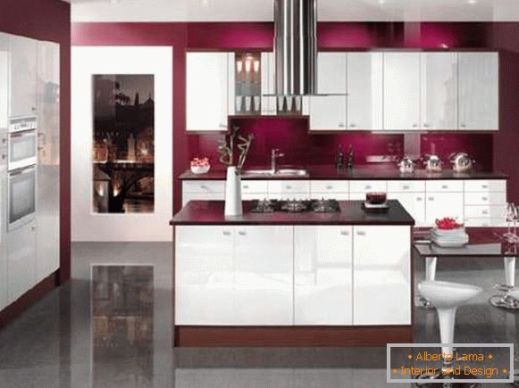 Luksuzna kuhinja zasebne hiše v beli in rdeči barvi