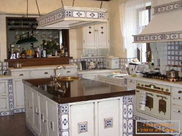 Fotografija kuhinje v zasebni hiši v slogu Provence