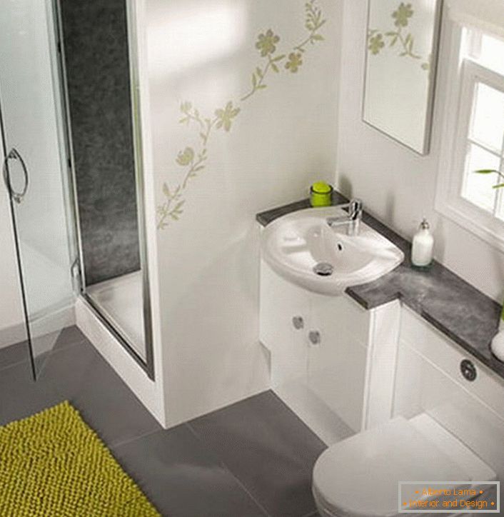 Eleganten tuš v majhni kopalnici bo odlična alternativa tradicionalni kopeli. 