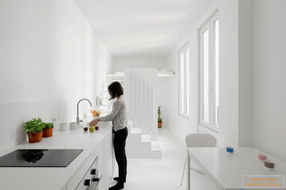 Kuhinja z jedilnico v beli barvi