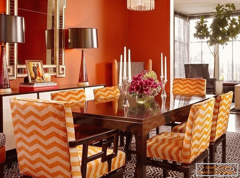 Oranžni stoli v jedilnici