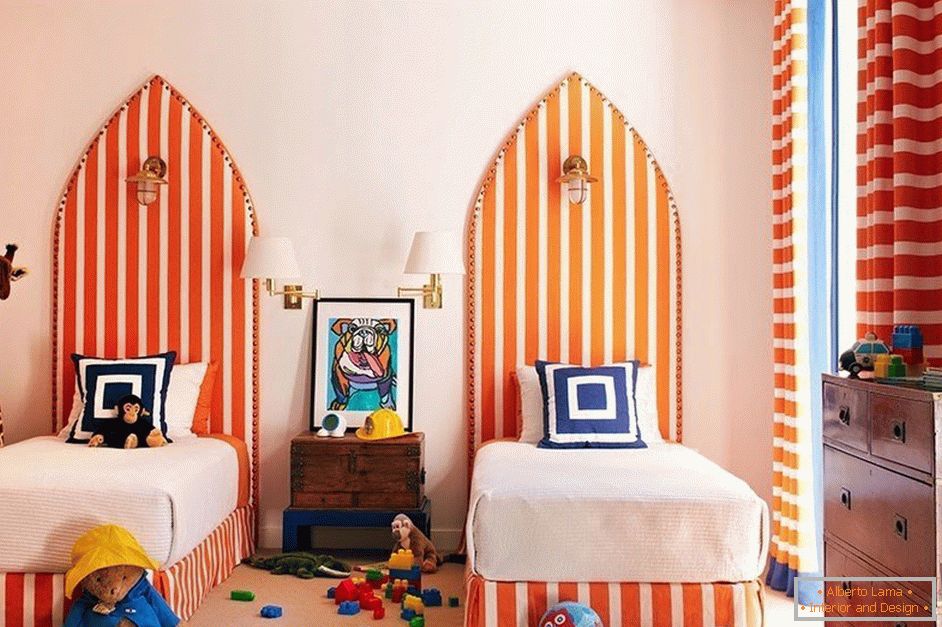 Oranžne črtaste postelje v vrtcu