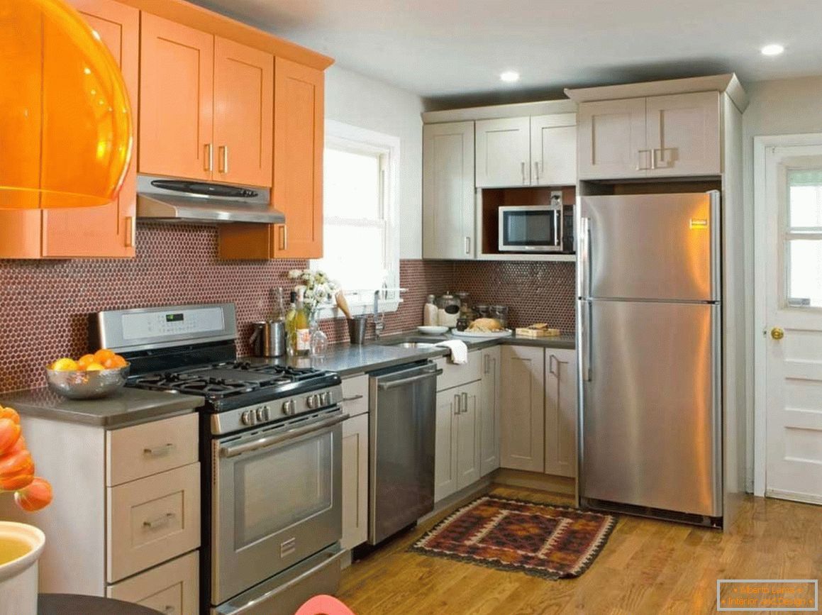 Sivo-oranžne fasade v kuhinji