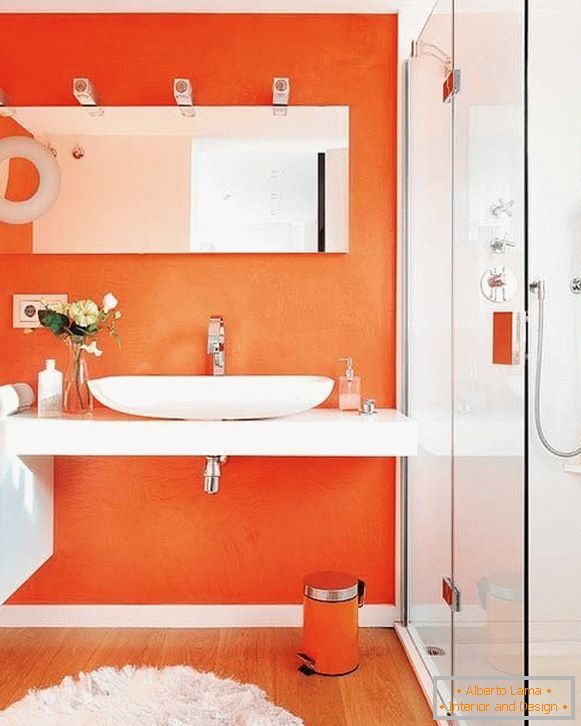 Ogledalo v oranžni kopalnici