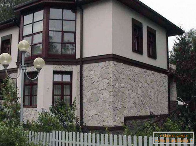 Fasada zasebne hiše okrašena z lubjem, fotografija 14