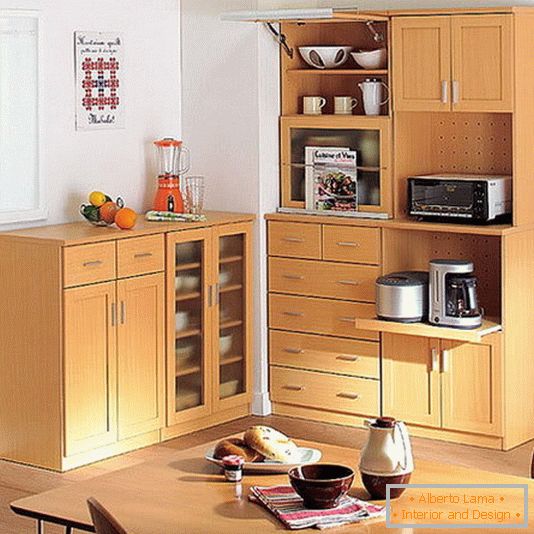 Notranjost majhne kuhinje v svetlih barvah