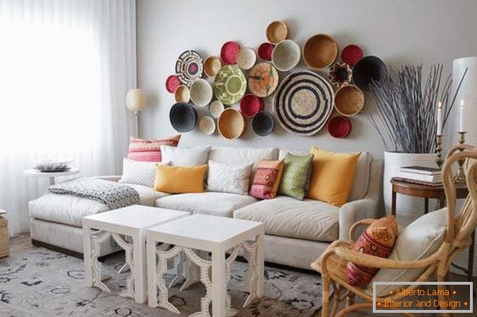 Izviren način dekoriranja stene s posodo