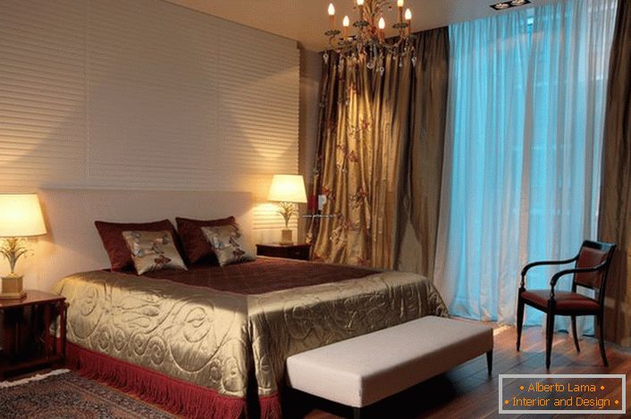 Tradicionalna razsvetljava spalne vreče v klasičnem slogu - lestenec in navadni plafoni na straneh postelje. 