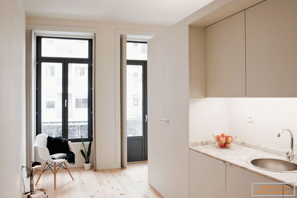 Notranjost majhnega studio apartmaja v svetlih barvah - интерьер кухни