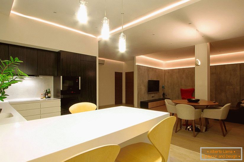 Razsvetljava kuhinje v prostornem enosobnem stanovanju