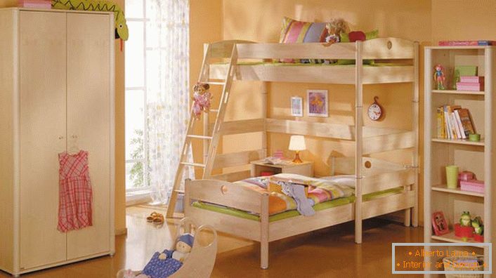 Otroška soba v visokotehnološkem slogu z lahkim lesenim pohištvom. Preprostost pohištva je kompenzirana z njegovo funkcionalnostjo in praktičnostjo.