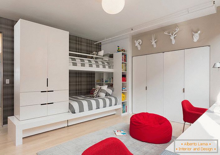 Velika otroška soba v visokotehnološkem slogu za dvojčka. Pozornost privlači rdeče pohištvo in garderobo, nameščeno v steno.