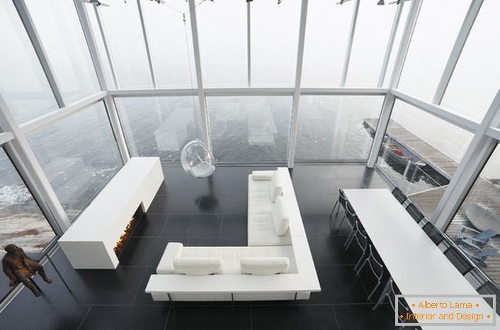 Laconski dizajn dnevne sobe v minimalističnem slogu. Zanimivo pohištvo je stol, ki je obešen z visokega stropa.