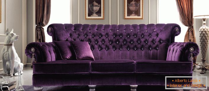 Bogata vijolična barvna obloga na kavču se brez težav prilega v notranjost dnevne sobe v stilu imperija. Tkanina, prešita iz naravnih tkanin, je morda najboljša rešitev.