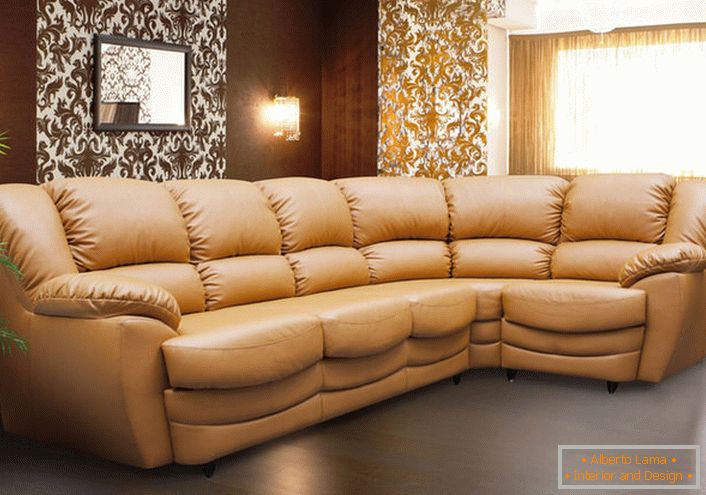 Eleganten sestavljen modularni kavč za elegantno dnevno sobo. Barva prijetnega kota je barva oblazinjenja luksuznih Cadillacov premium razreda.