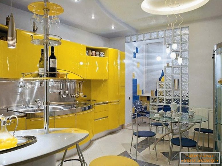 V najboljših tradicijah avantgardnega sloga se izbere pohištvo za kuhinjo. Kuhinja rumene barve ni samo praktična in funkcionalna, ampak tudi elegantna.