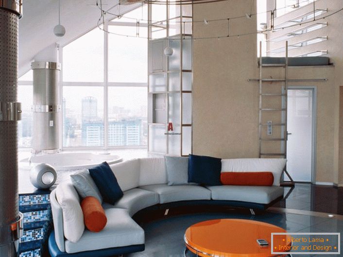 Prijeten lobby v avantgardnem slogu. Kombinacija bogate modre barve s svetlo oranžno vedno izgleda dobičkonosna.