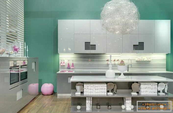 Svetlo sive odtenke in modna meta v kuhinji v stilu avantgarde v eni od hiš v bližini Moskve.