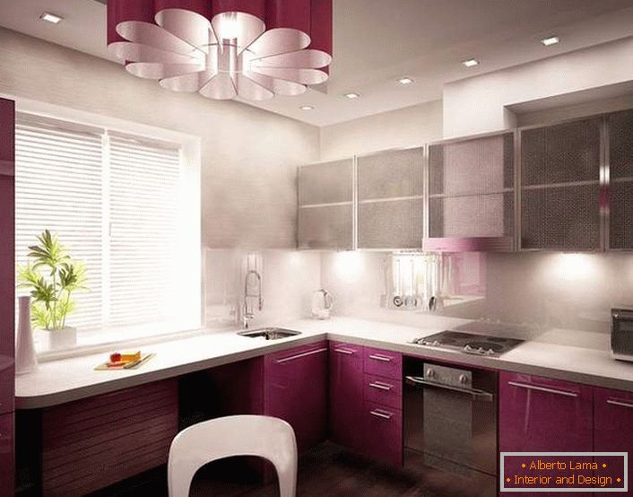 Primer projektnega projekta za majhno kuhinjo v avantgardnem slogu. Pravilno oblikovan kuhinjski prostor, tudi okenski del se uporablja pod delovno površino.
