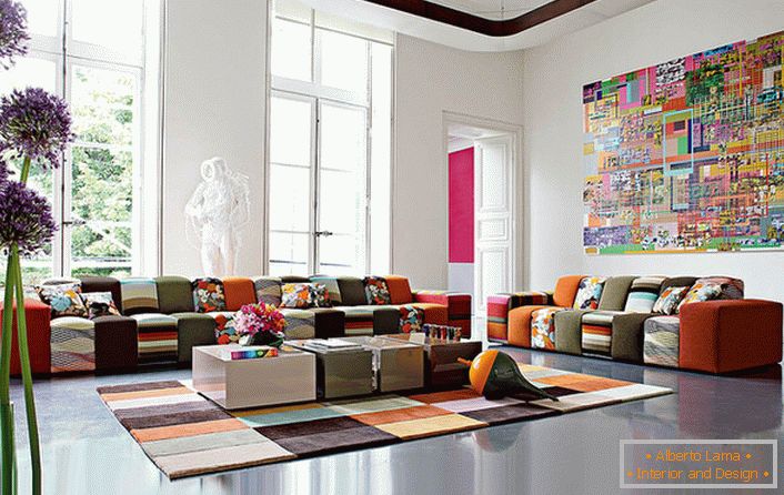 Barvita gost soba v avantgardnem slogu v veliki hiši italijanske družine. Idejna zasnova kompetentno združuje preprogo in pohištvo s približno enako barvno lestvico.