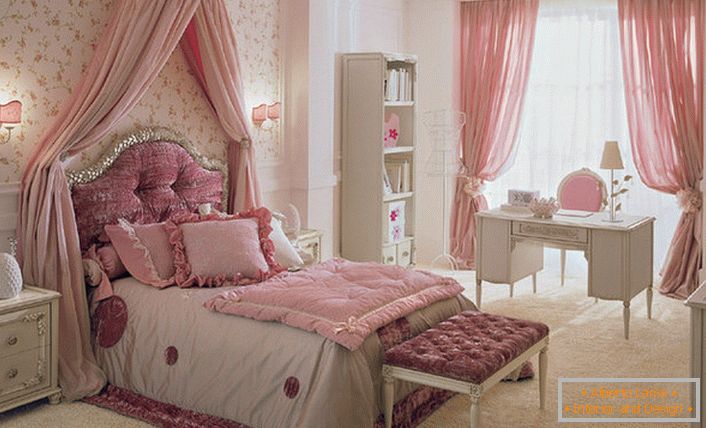 Otroška soba za dekle v slogu Barbie Provence.