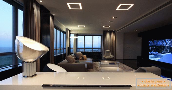 Nenavadne razlike v razsvetljavi v dnevni sobi v visokotehnološkem stilu dajejo dovolj svetlobe.