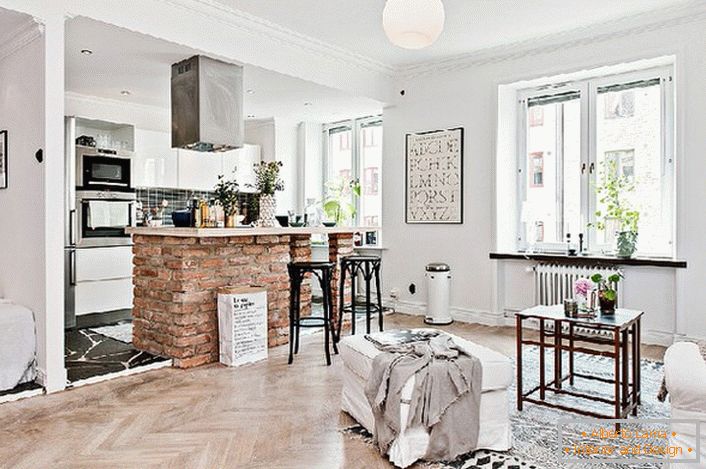 Studio apartma je urejen v skandinavskem slogu. Kuhinja je ločena od dnevne sobe z barskim pultom iz opeke.