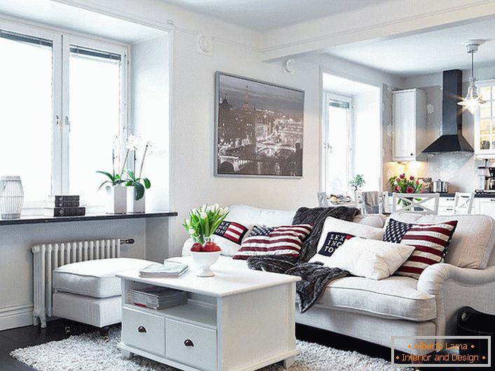 Prijetno stanovanje v skandinavskem slogu je urejeno predvsem v beli barvi. Okna brez zavese omogočajo dovolj dnevne svetlobe za vstop v prostor.