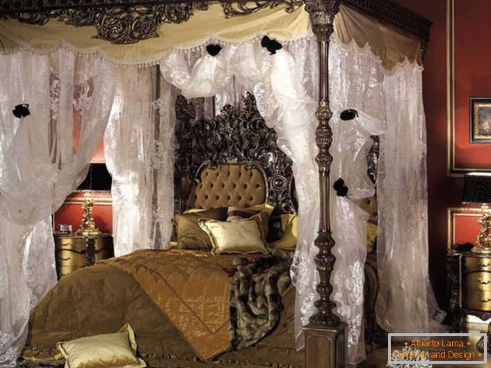 Luksuzna spalnica v baročnem slogu. V središču kompozicije je masivna postelja s štirimi plakati. 