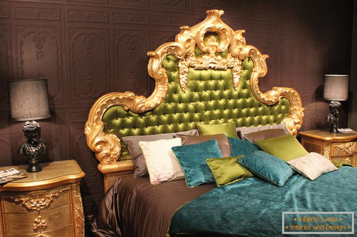 Glavni element, ki privlači oko, je visok zadnji del postelje, oblečen v zeleno barvo svile, v zlati izrezljani okvir.
