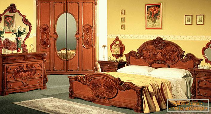Italijansko pohištvo za spalnico v baročnem slogu.