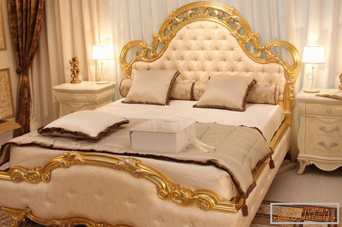 Hrbtišča postelje so prekrita z mehko svileno bež barvo v skladu z baročnimi zahtevami.