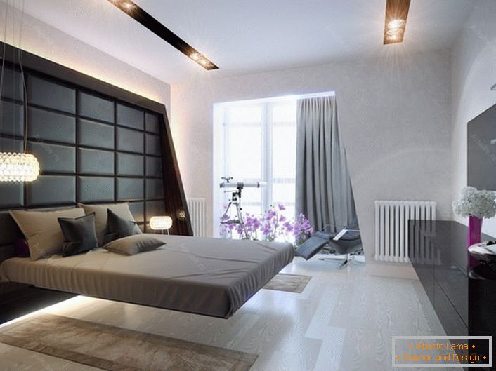 Prostorna spalnica v visokotehnološkem slogu. Klasične barve v zasnovi prostora: veliko svetlobe, sive in črne barve. Razsvetljava, večnamenska.