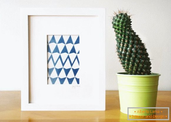 Slika z geometrijskim tiskom in kaktusom
