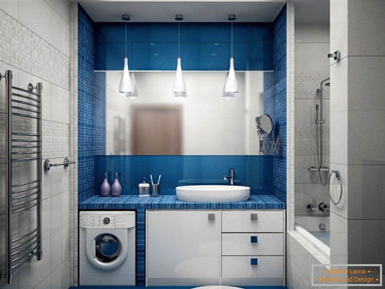 zelo skladno načrtovano kopalnico v belo-modri barvi