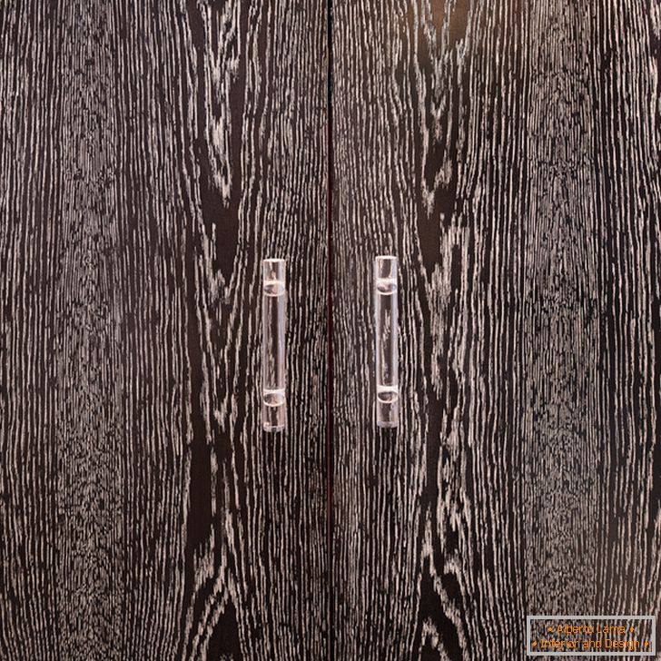 Vrata iz kabin iz temnega lesa