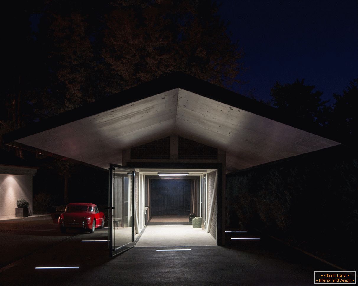 Večerna osvetlitev garaže s krošnjami