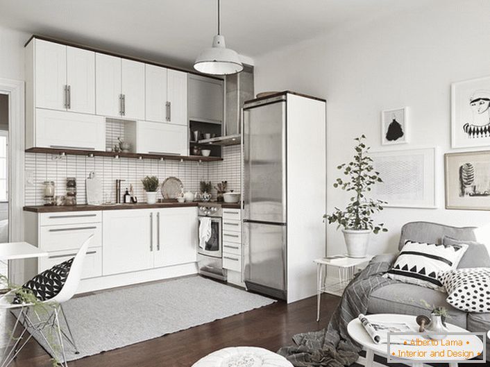 Elegantna notranjost sivo-bele barve je okrašena v skandinavskem slogu. Pomembna značilnost je uporaba dekorativnih elementov pletenin. 