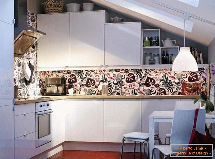 Sodobni vgrajeni aparati se skladno prilegajo v celotno zasnovo kuhinje. Lakonična oblika majhnega prostora na podstrešju je zasnovana v skladu z zahtevami skandinavskega stila.