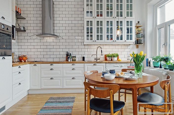 Notranjost kuhinje je izdelana v skandinavskem slogu, ki je izražena v belem, mirnem dizajnu. 