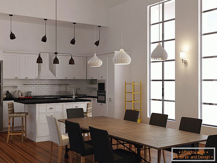 Primer dobro izbrane razsvetljave za kuhinjo v skandinavskem slogu. Za osvetlitev jedilnega in delovnega področja se uporabljajo različni modeli stropnih lestencev. 