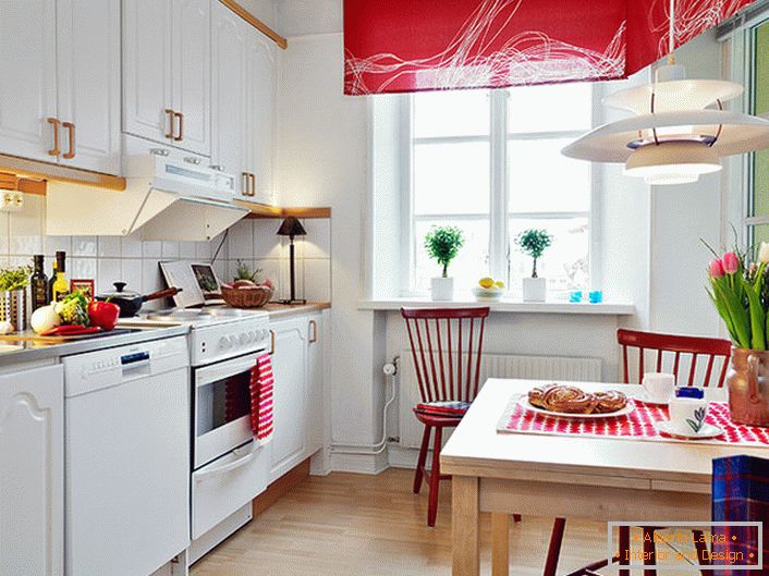 Bela barva v kombinaciji s plemenito rdečo vizualno izboljša kuhinjo. Svetli, nasičeni poudarki naredijo prostor eleganten in ustvarjalen. 