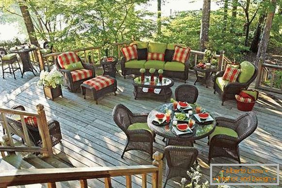 Komplet vrbovega pohištva za verando: kavč, fotelje in mize