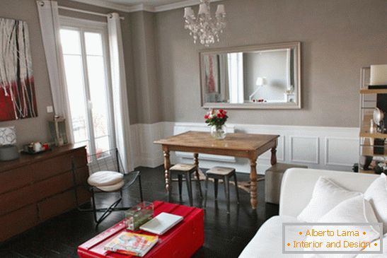 Dnevna soba v majhnem stanovanju v Parizu