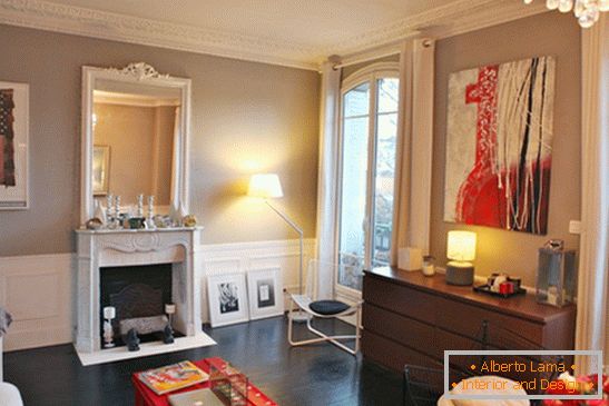 Dnevna soba v majhnem stanovanju v Parizu