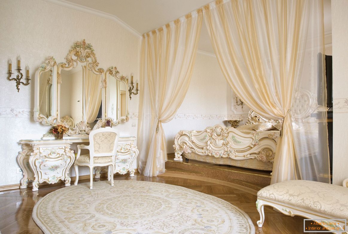 Okvirna ogledala in dekorativni elementi pohištva so izdelani v enem stilu z uporabo zlata. Da bi prihranili prostor, je postelja skrita v niši, ki jo sestavljajo zavese.