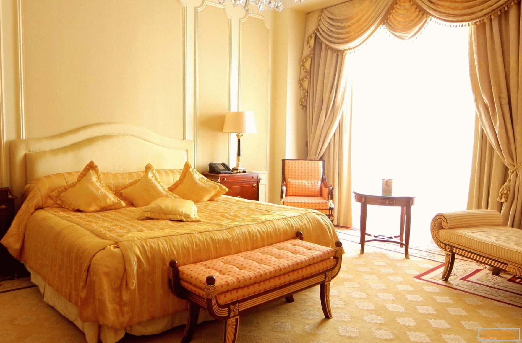 Svetla, prostorna baročna spalnica s panoramskimi okni. 