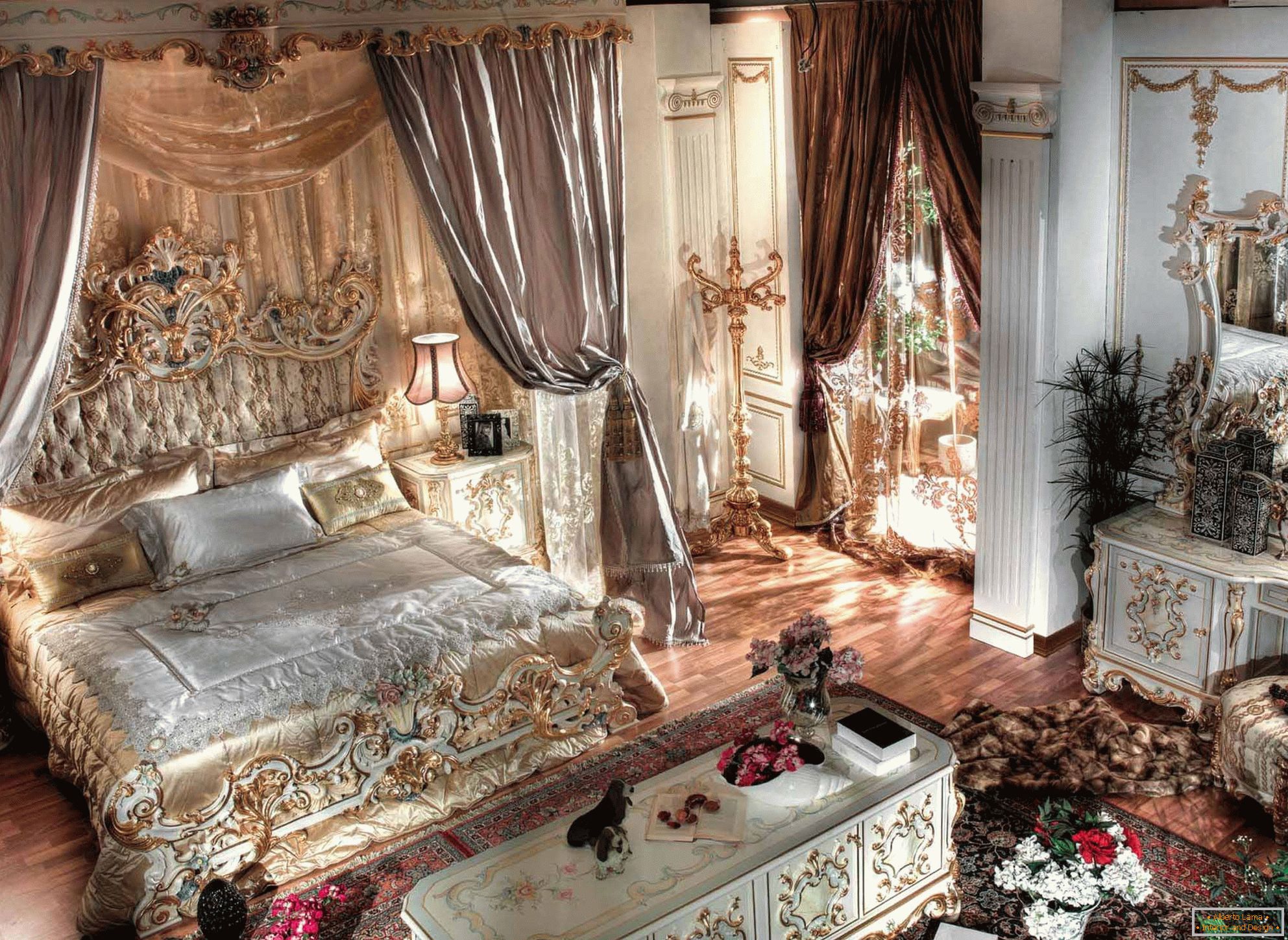 Luksuzna baročna spalnica z visokimi stropi. V središču kompozicije je masivna postelja iz lesa z izrezljanim hrbtom.
