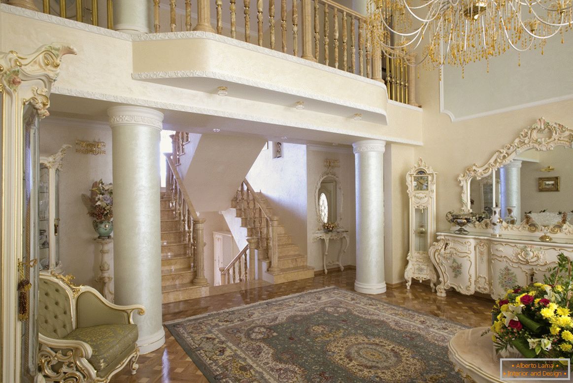 Dnevna soba v baročnem slogu je opazna za stebre z majhnim balkonom v drugem nadstropju.