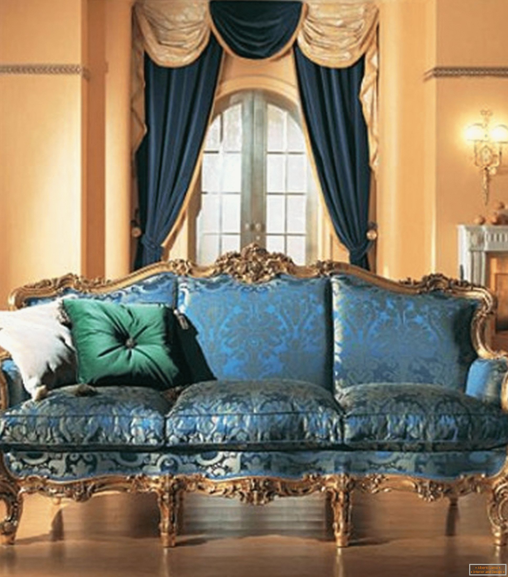 Kombinacija kontrastnih barv v dekoraciji dnevne sobe v baročnem slogu.
